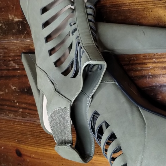 Stilettos - Picture 2 of 3